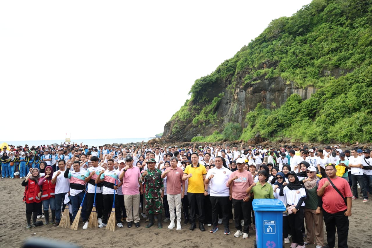 Menjawab Arahan Presiden Gus Fawait Pimpin Ribuan Warga Jember Bersihkan Pantai