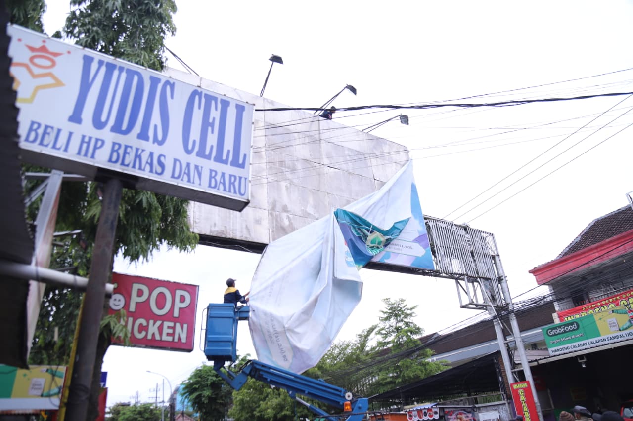 Satgas Infrastruktur dan Tata Ruang Jember Sikat Reklame Baliho hingga Spanduk Tak Berizin
