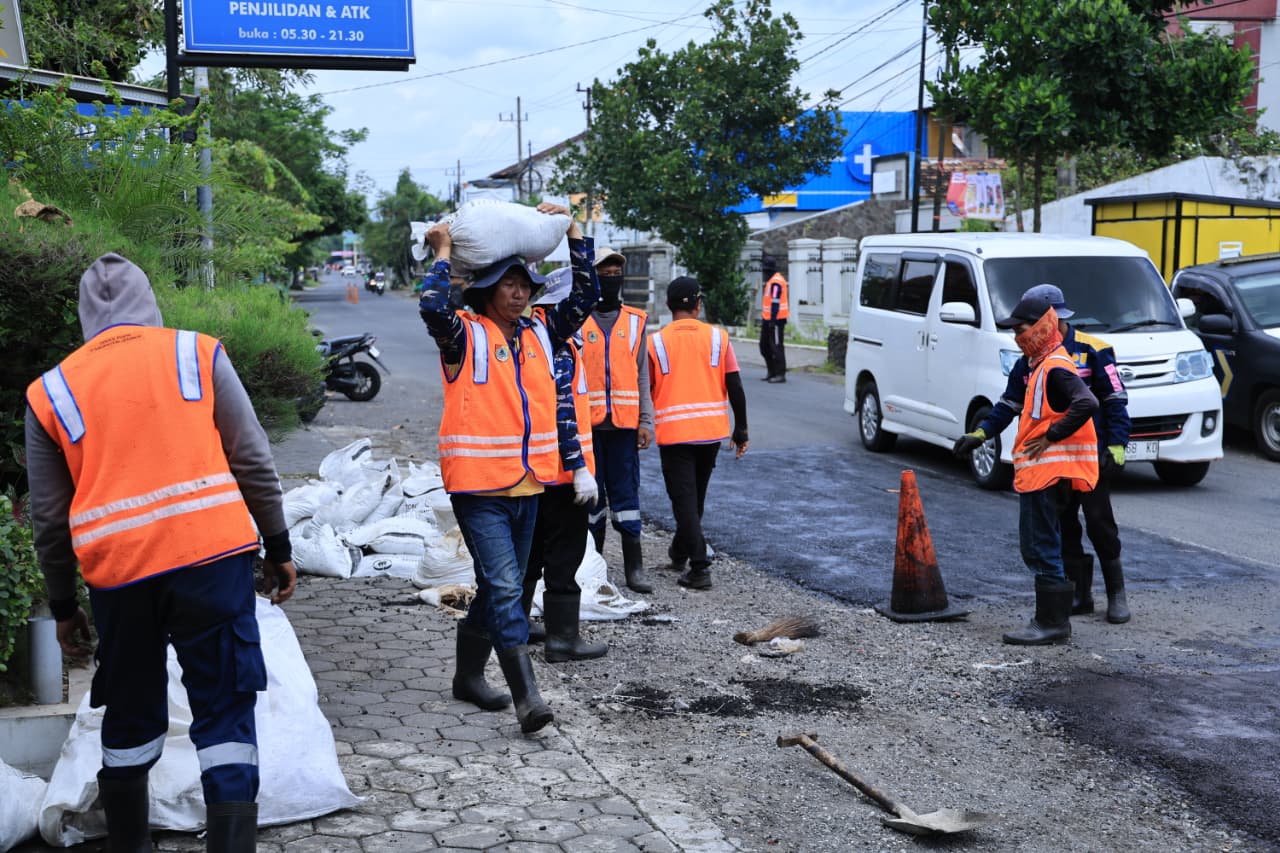 Jelang Lebaran Pemkab Jember Percepat Perbaikan Jalan