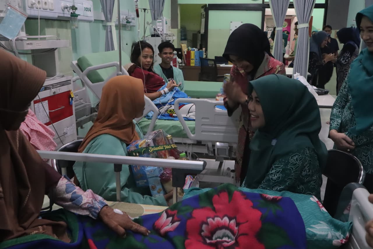 Sapa Pasien RSUD Kalisat Ning Ghyta Salurkan Ratusan Takjil dan Semangat Kesembuhan