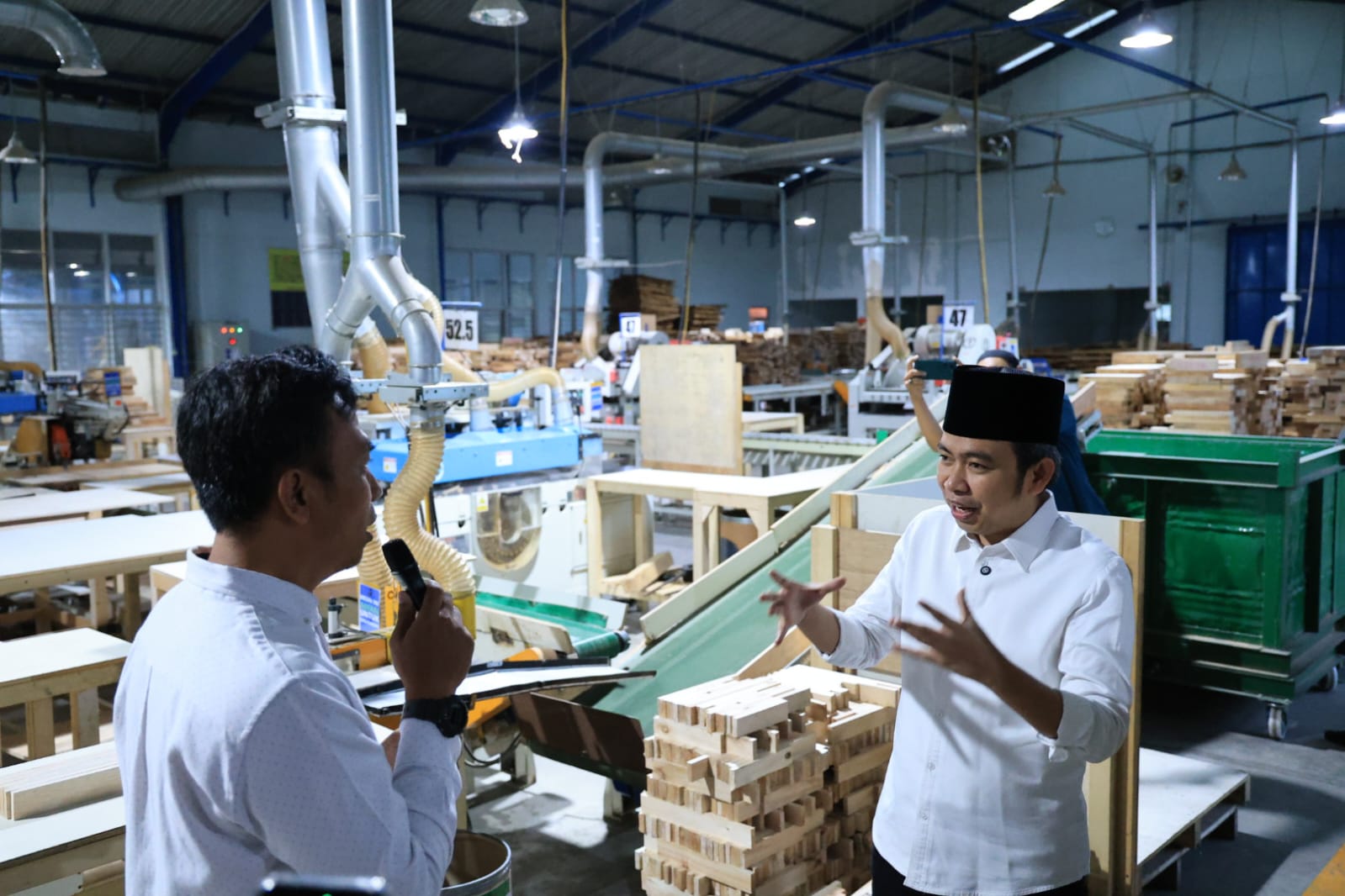 Kunjungan di PT Nankai Menggunakan Minibus Gus Fawait Dorong Efisiensi Energi di Jember