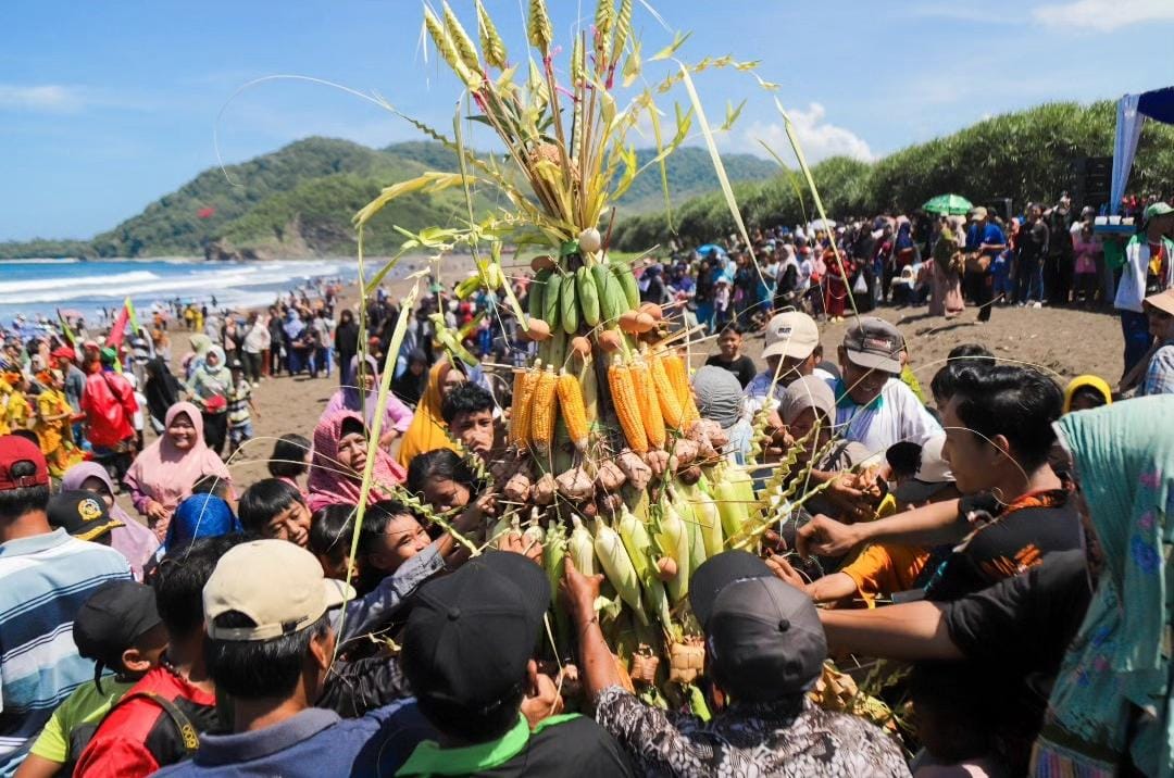 Jumlah Wisatawan Meningkat Kadisporabudpar Tiket Terintegrasi Kuliner Ekonomis dan Arak Arakan Pegon Jadi Daya Tarik Wisatawan pada Libur Lebaran di Watu Ulo dan Papuma