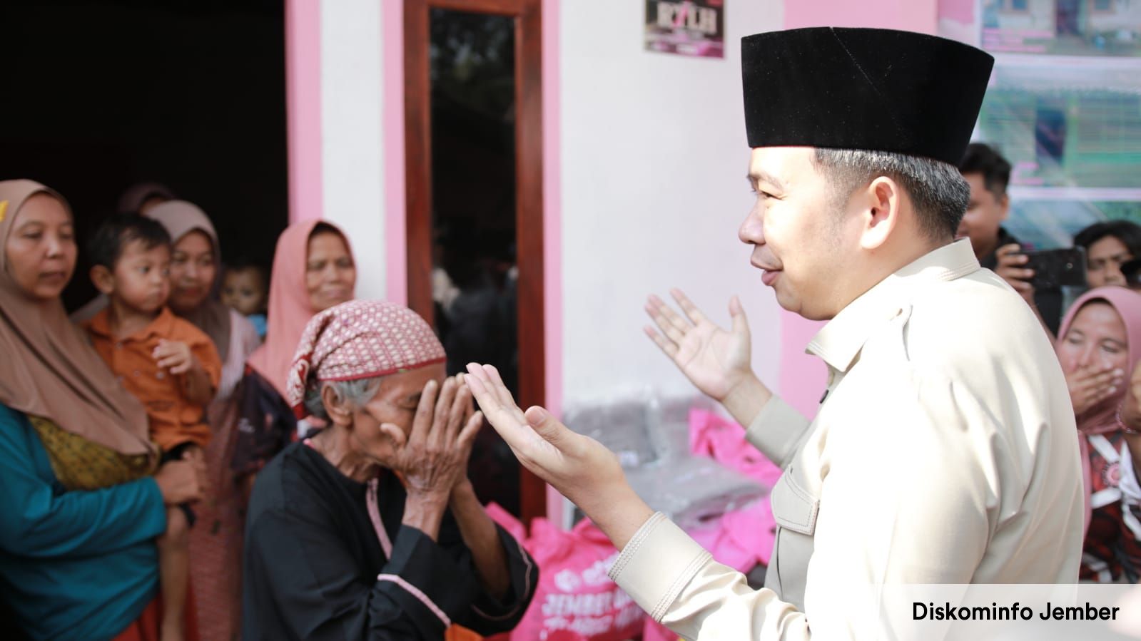 Kisah Haru Buruh Ngarit di Kemuningsari Lor Panti Dapat Bantuan RTLH dari Gus Fawait
