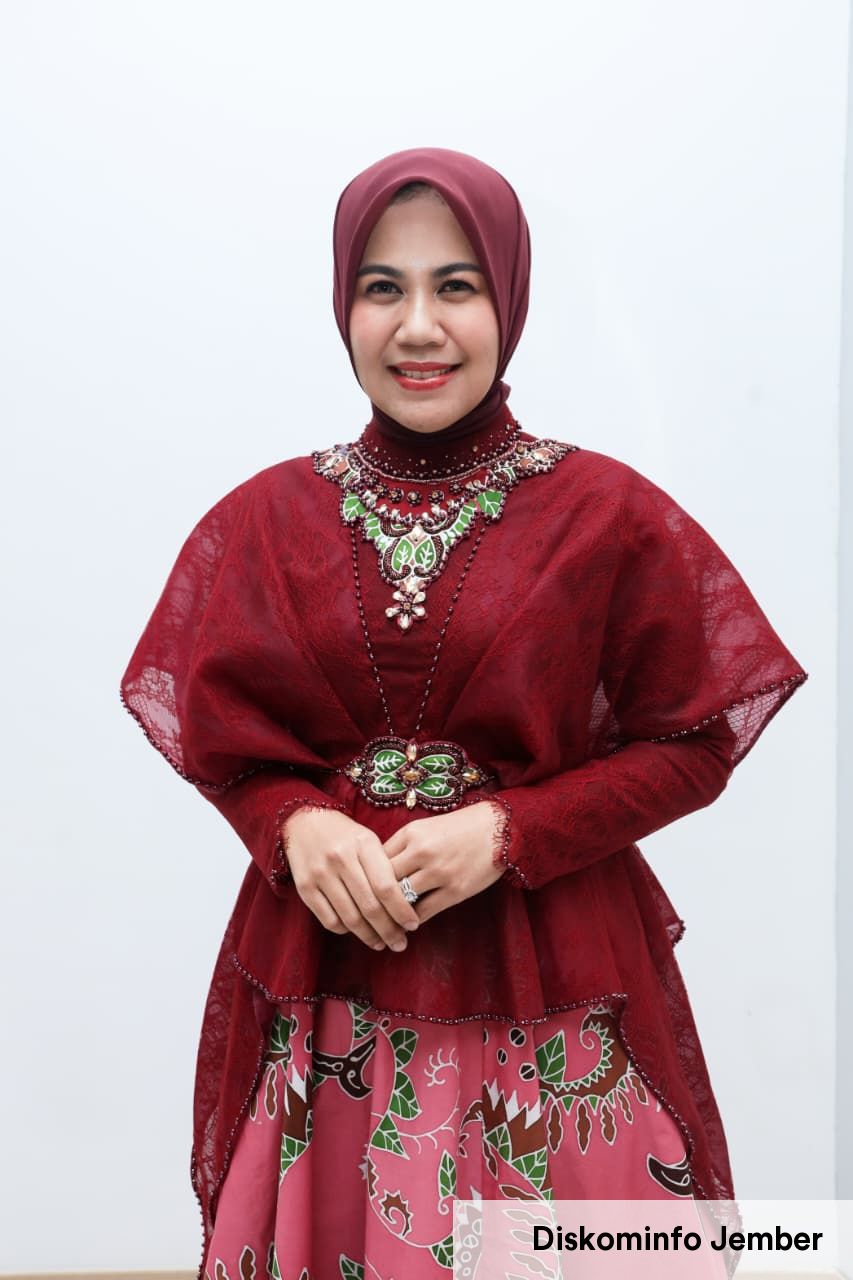 Ning Ghyta Eka Puspita Tampil Anggun Kenakan Batik Khas Jember di Ajang Anugerah Puspa Bangsa 2026