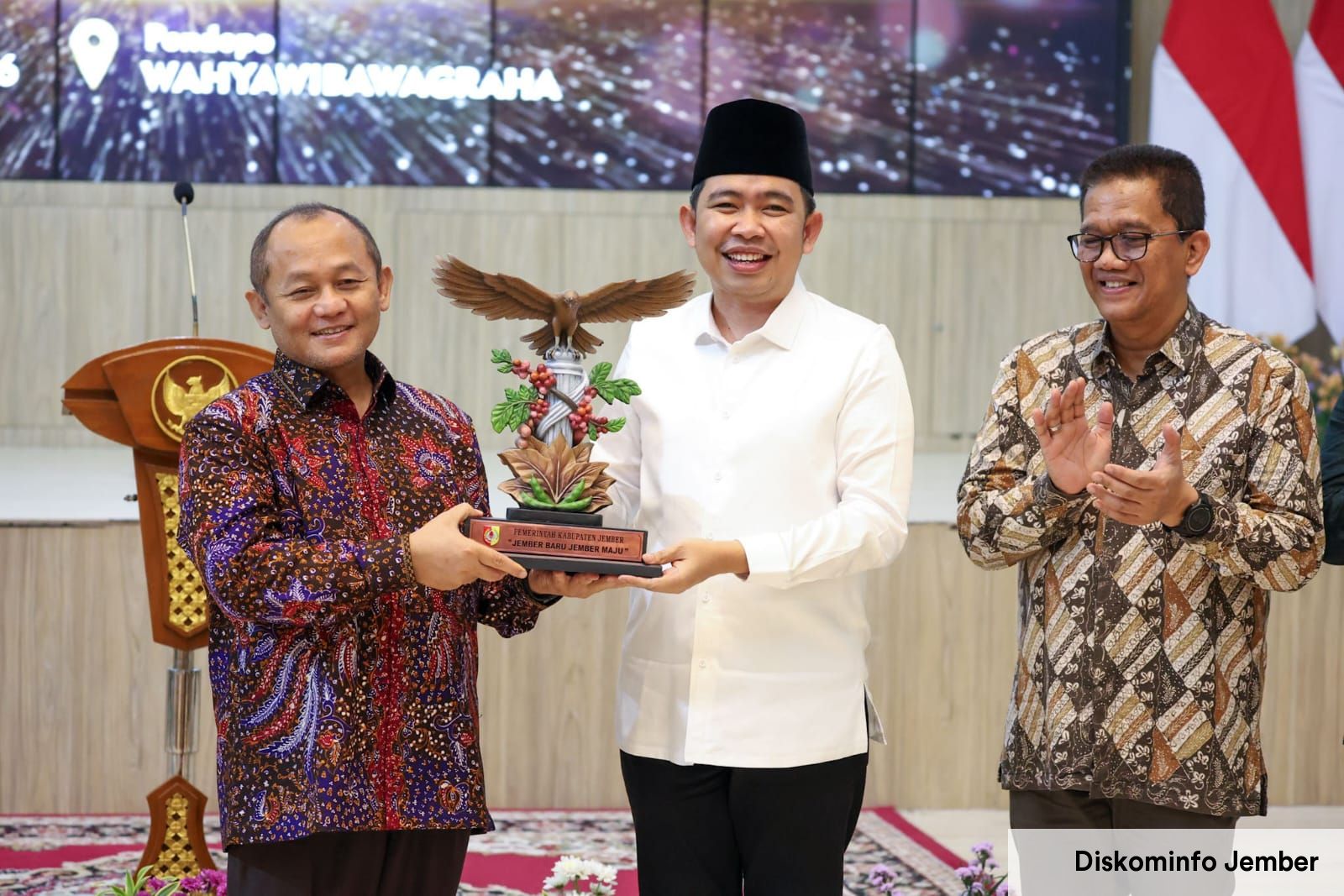 Gala Dinner Bersama KAUJE, Gus Fawait Ajak Alumni Bangun Jember