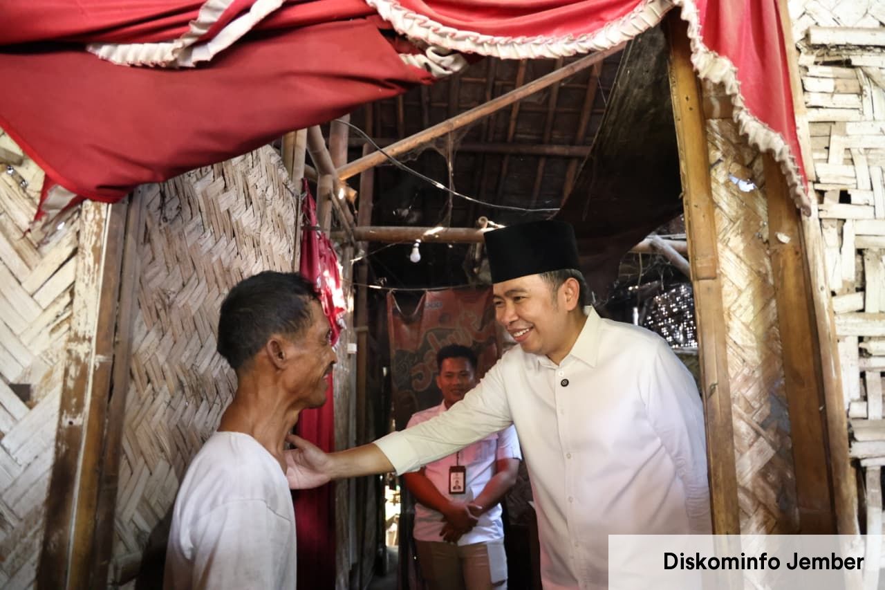 Respons Laporan Warga, Gus Fawait Tinjau Langsung Rumah Bambu Warga Jenggawah untuk Dibedah