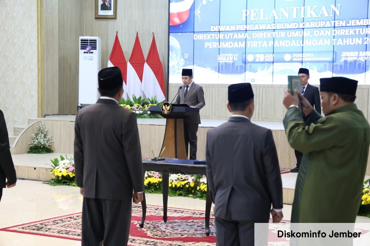 Bupati Jember Lantik Dewan Pengawas dan Direksi BUMD, Dorong Hadirkan Terobosan untuk Perkuat Ekonomi Daerah