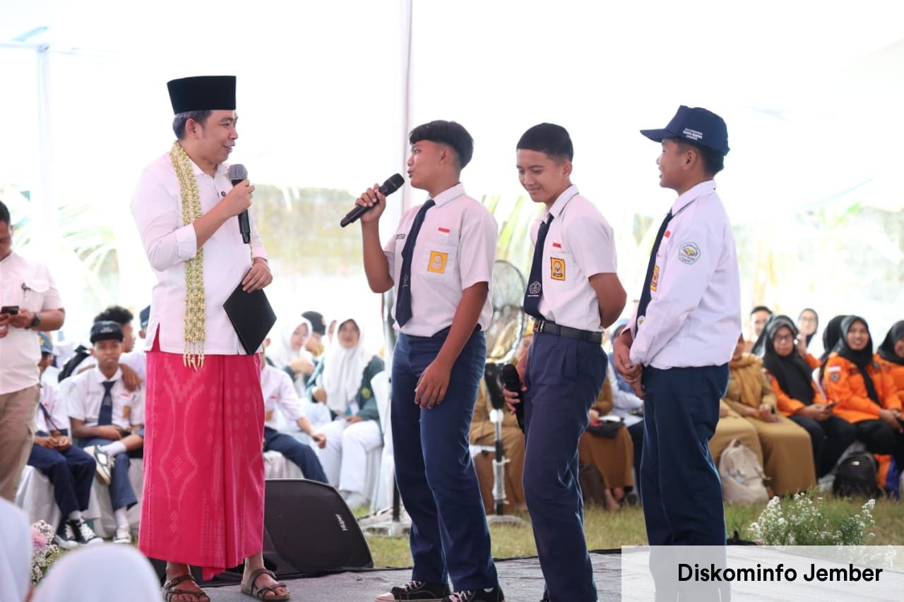 Sediakan Ribuan Beasiswa Pendidikan, Gus Fawait Ajak Pelajar SMP di Pakusari agar Tak Putus Sekolah