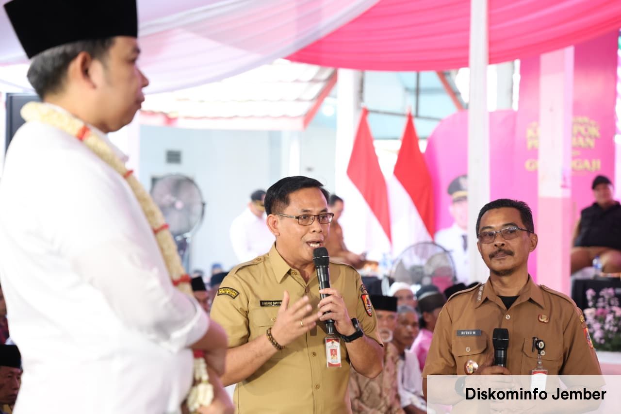 Gelar Sholawat Kampoeng di Sumber Pinang Pakusari, Gus Fawait: Kini Urus Adminduk Makin Praktis