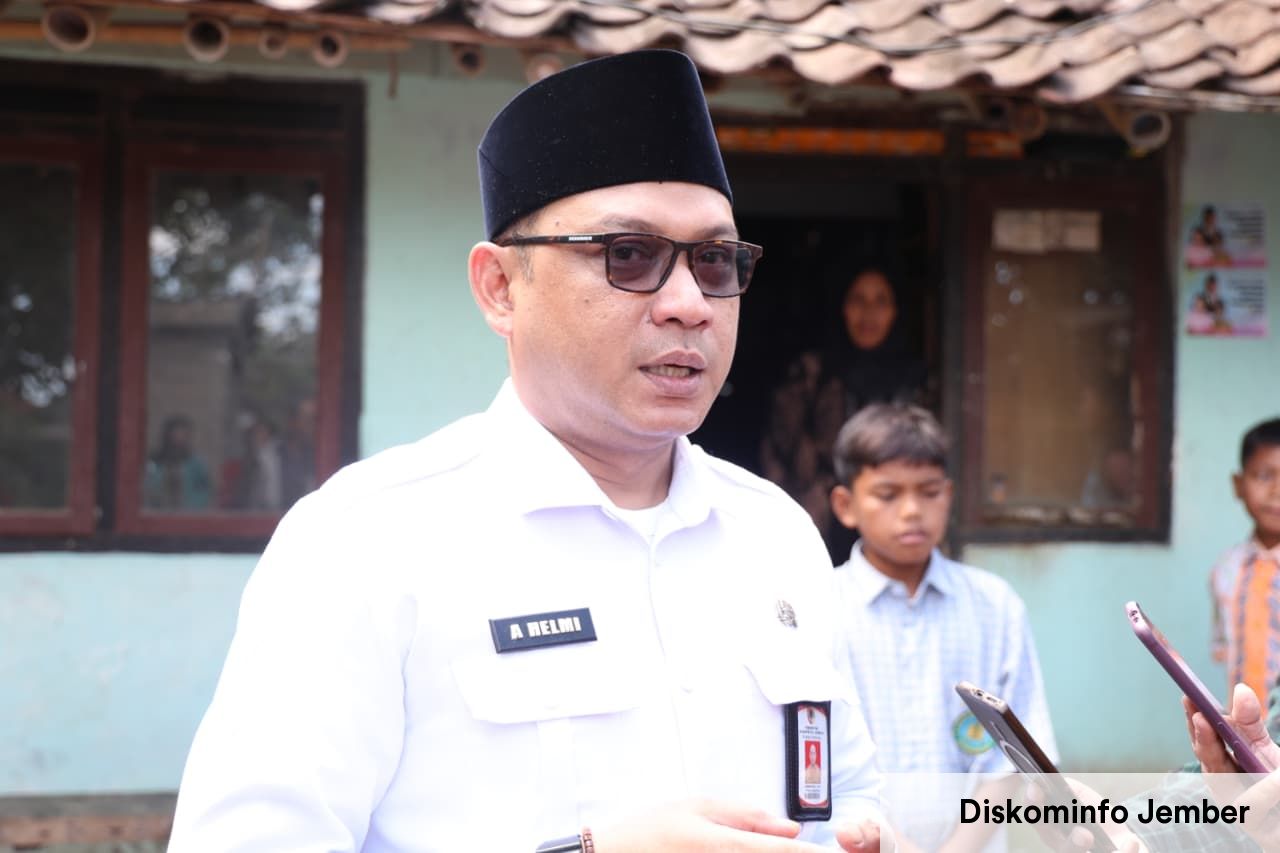 Kunjungi Dua Lansia di Mayang, Salurkan Bantuan hingga Cek Kesehatan Gratis