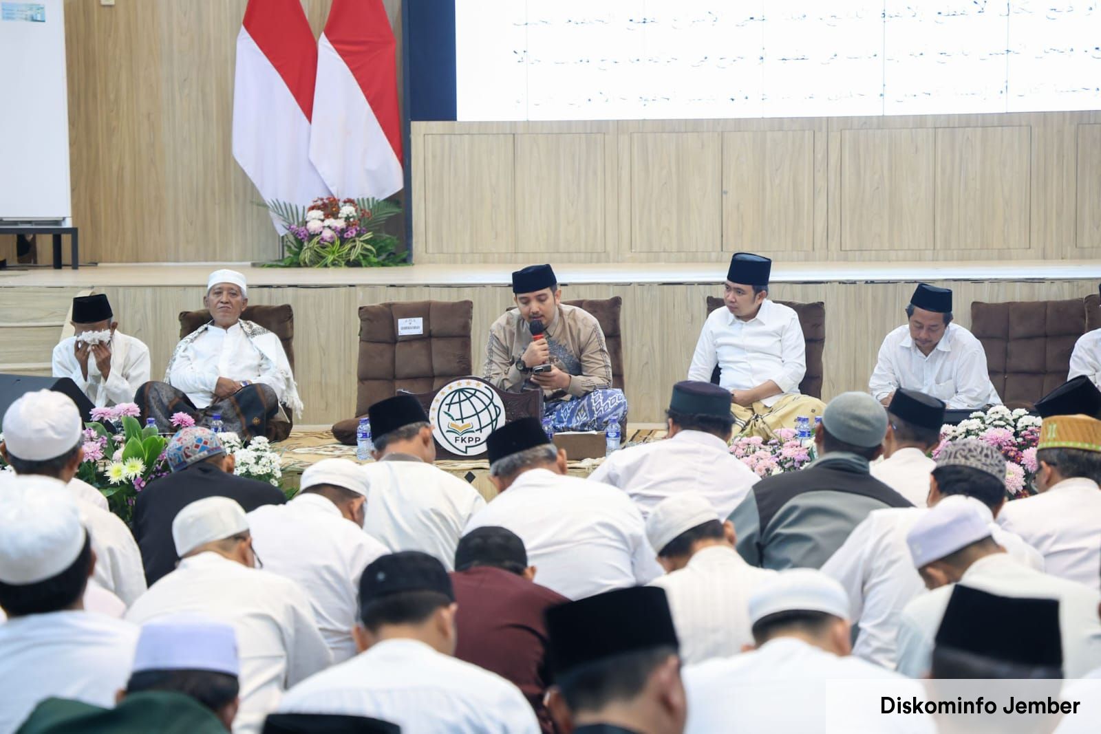 Duduk Bareng Masyayikh dan Santri, Gus Fawait Khidmat Ikuti Ngaji Bareng