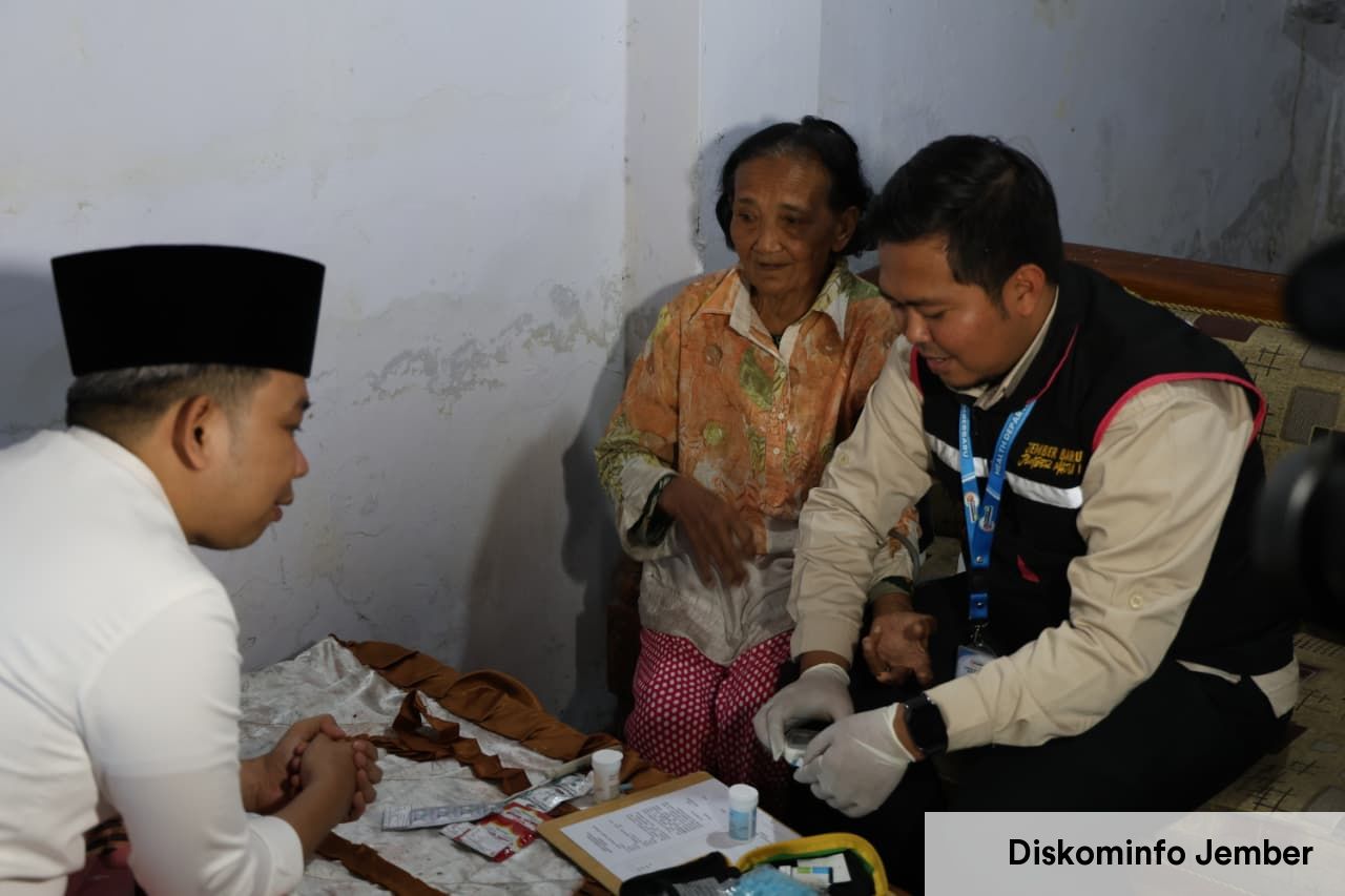 Sambangi Lansia Tunggal yang Sakit dengan Rumah Tak Layak, Gus Fawait: Kalau Gak Homecare, Kita Gak Tahu