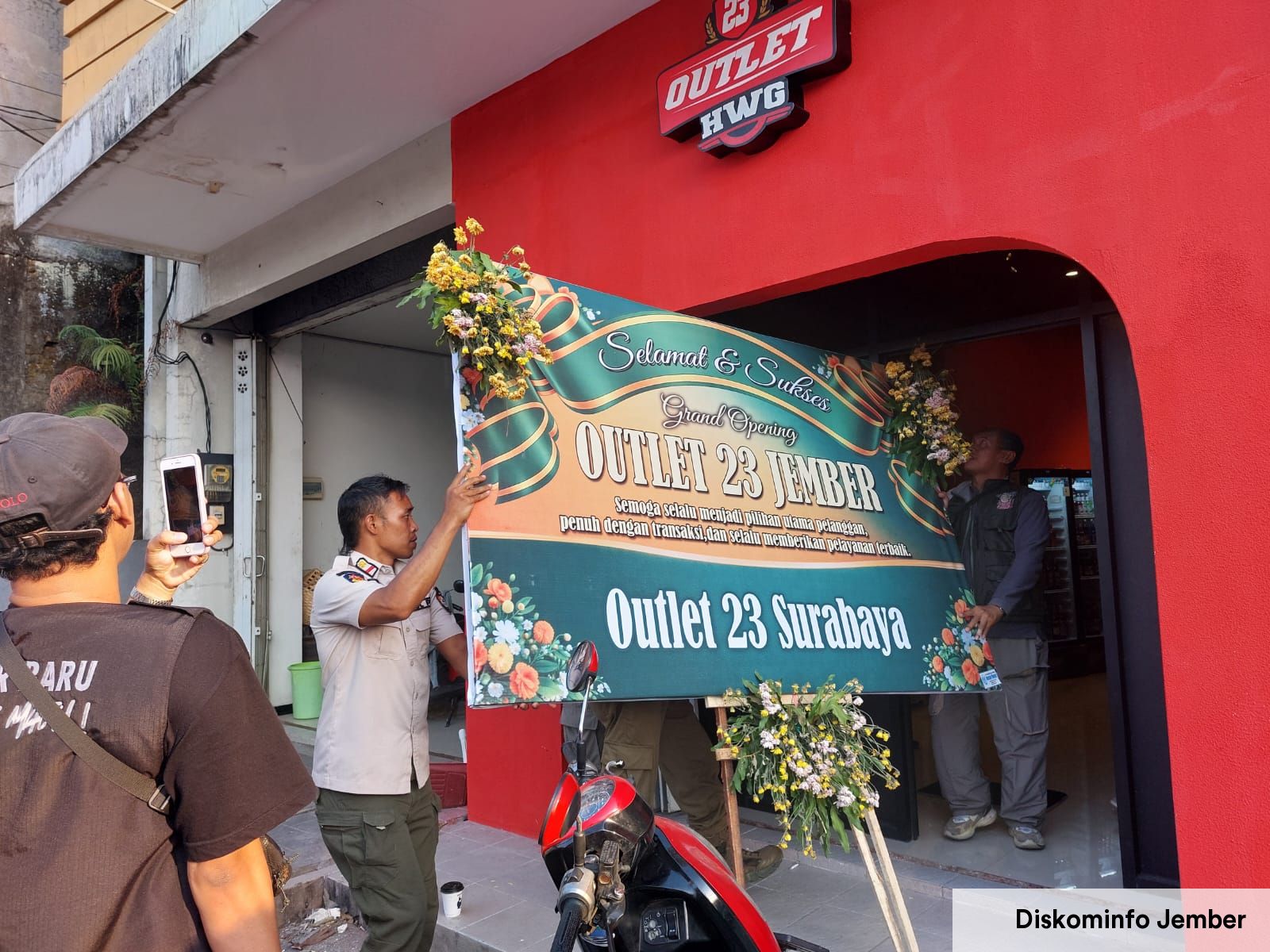 Tindaklanjuti Aduan Warga, Outlet Minuman Beralkohol di Gebang Jember Ditutup karena Tak Berizin