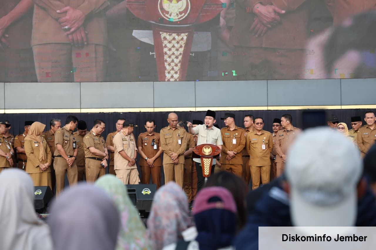 Ajak Kepala OPD dan Camat Bungkukkan Badan, Gus Fawait Apresiasi dan Sampaikan Terimakasih kepada Ribuan Mahasiswa KKN Kolaboratif 2026