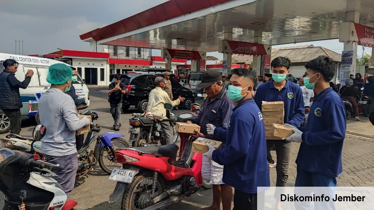 Berlakukan WFH dan PJJ, Pemkab Jember Juga Bagikan Makanan untuk Warga yang Antre BBM