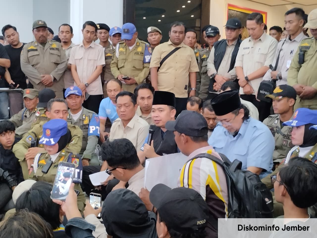 Terima Aspirasi Warga Silo dan Aktivis, Gus Fawait Bakal Akomodir Keluhan Warga
