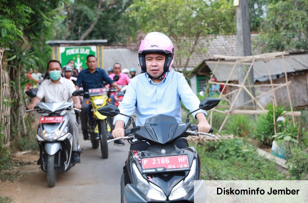 Pakai Roda Dua Tembus Jalur Ekstrem Jelbuk, Gus Fawait Pastikan Program Homecare Tepat Sasaran