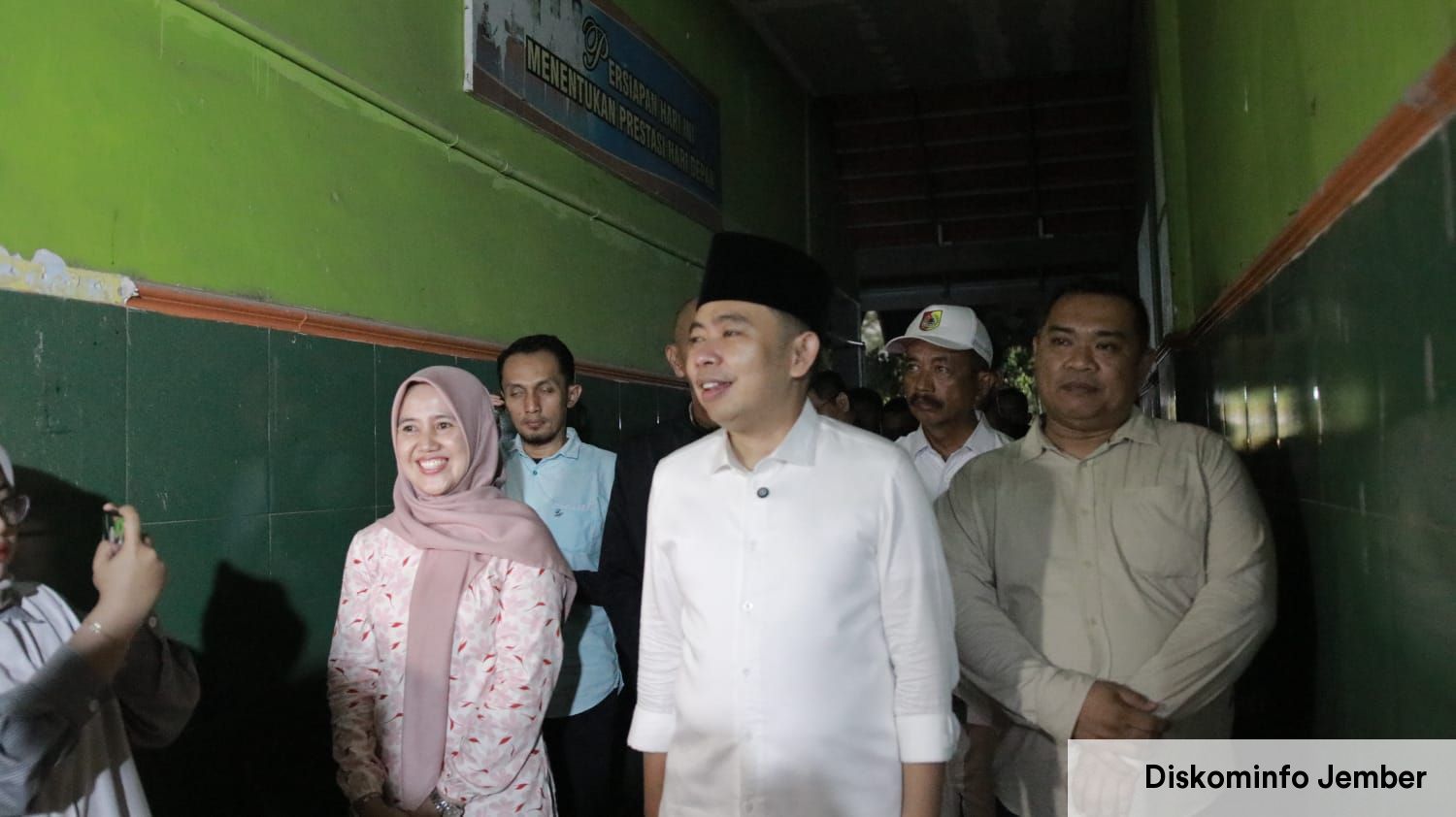 Pantau Revitalisasi SDN Tanggul Kulon 01 dan Alun Alun Tanggul, Gus Fawait Pacu Kualitas Pendidikan dan Perataan Ekonomi